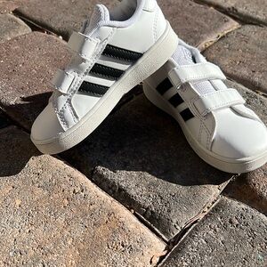 Product color: Cloud White / Core Black